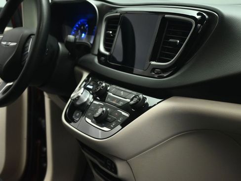 Used 2020 Chrysler Pacifica Touring w/ Tire & Wheel Group FWD image 56