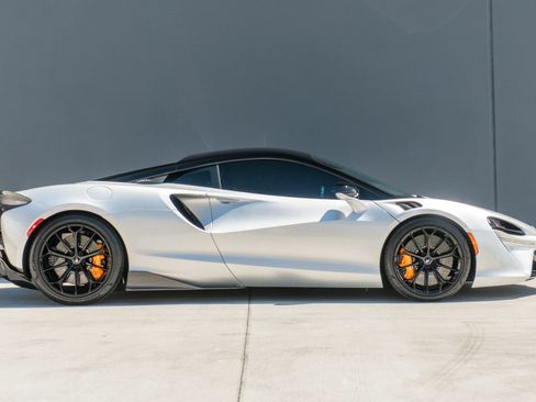 Used 2023 McLaren Artura RWD image 8