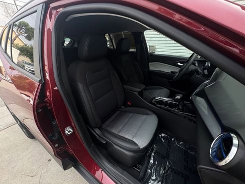 Used 2025 Chevrolet Trax LT image 34