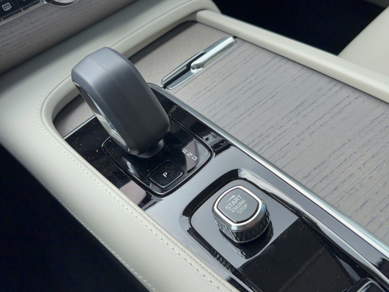 Certified 2025 Volvo XC90 B6 Core AWD/4WD image 21