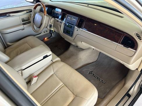 Used 2008 Lincoln Town Car Signature Limited image 26