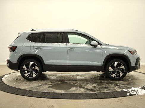 New 2026 Volkswagen Taos SE image 2