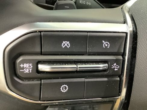 Used 2025 GMC Acadia Elevation image 17