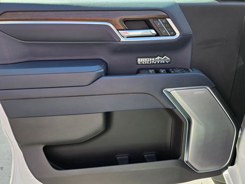 Used 2022 Chevrolet Silverado 1500 High Country w/ High Country Premium Package image 17