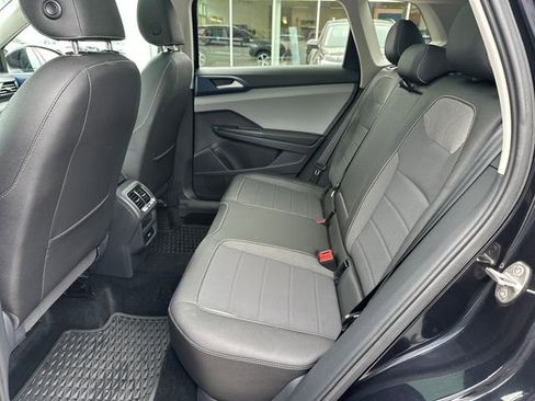 Certified 2024 Volkswagen Taos SE w/ Panoramic Sunroof Package AWD/4WD image 32