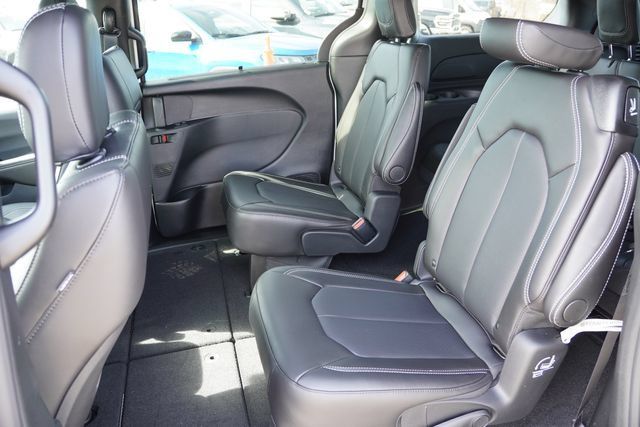 New 2026 Chrysler Pacifica Select w/ S Appearance Package AWD/4WD image 12