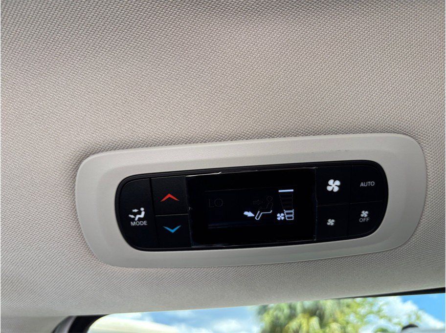 Used 2024 Chrysler Pacifica Limited FWD image 40