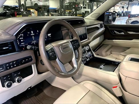 Used 2023 GMC Yukon Denali AWD/4WD image 8