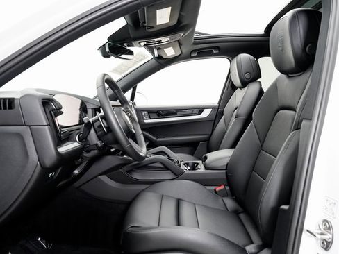 Used 2025 Porsche Cayenne image 6