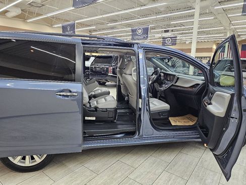 Used 2015 Toyota Sienna Limited FWD image 17