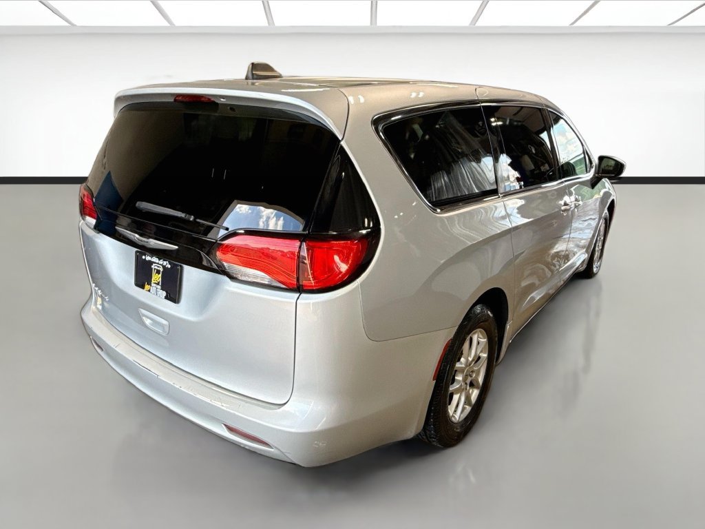 Used 2023 Chrysler Voyager LX FWD image 5