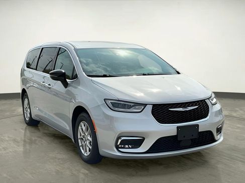 Used 2024 Chrysler Pacifica Touring-L image 11