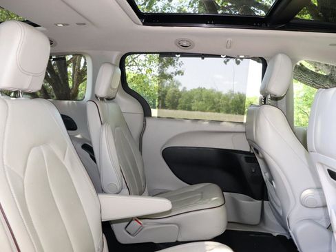 Used 2019 Chrysler Pacifica Limited w/ Advanced Safetytec Group FWD image 49