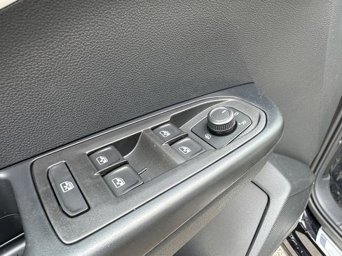 New 2025 Volkswagen Taos SE image 18