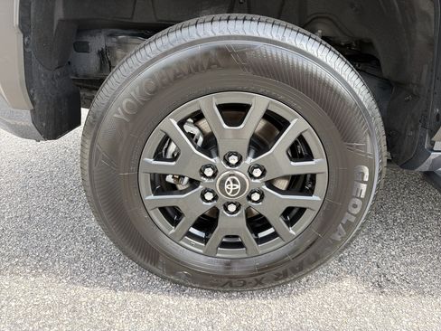 Used 2025 Toyota 4Runner SR5 AWD/4WD image 27