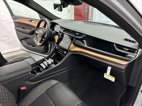 Used 2025 Jeep Grand Cherokee L Summit AWD/4WD image 17