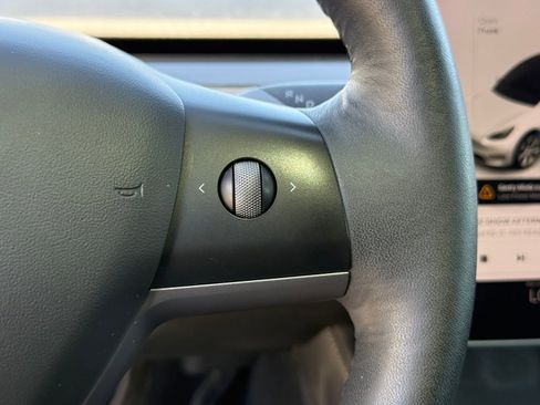 Used 2022 Tesla Model Y Long Range AWD/4WD image 25