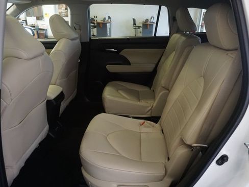 Used 2023 Toyota Highlander XLE AWD/4WD image 22