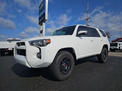 Used 2022 Toyota 4Runner SR5 Premium w/ Moonroof Package AWD/4WD image 2