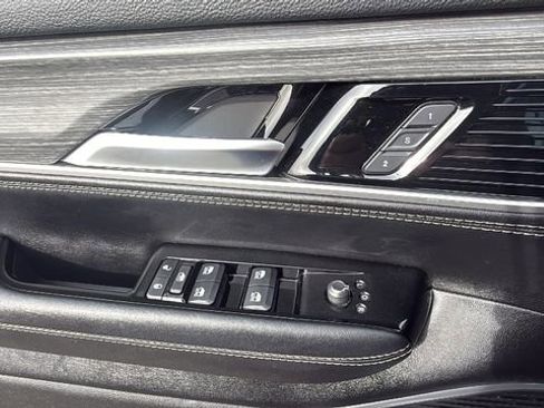 Used 2023 Jeep Wagoneer L Series II image 22