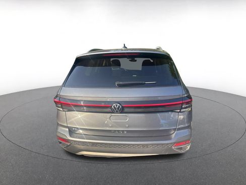Used 2025 Volkswagen Taos SE FWD image 6
