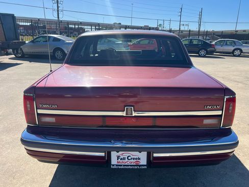 Used 1990 Lincoln Town Car image 5
