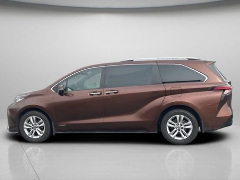 Certified 2021 Toyota Sienna Limited image 9