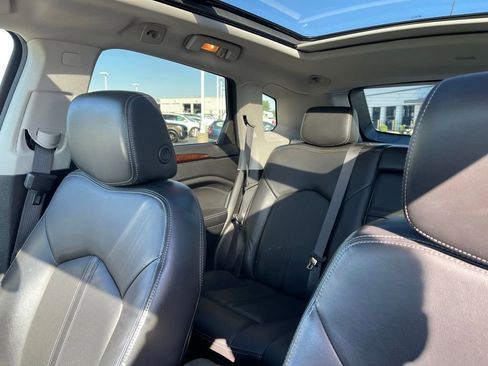 Used 2015 Cadillac SRX Luxury w/ Driver Awareness Package FWD image 18
