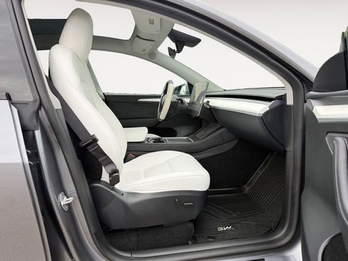 Used 2024 Tesla Model Y 2WD image 15