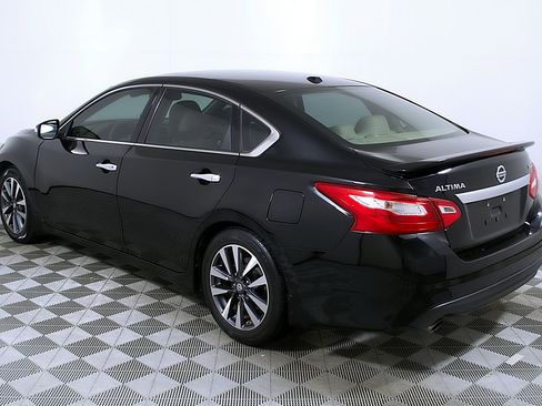 Used 2017 Nissan Altima 2.5 SL w/ Moonroof Package image 9