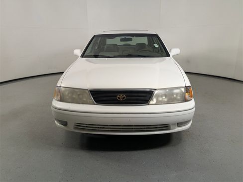 Used 1999 Toyota Avalon XL image 2
