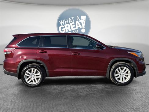 Used 2015 Toyota Highlander LE image 2