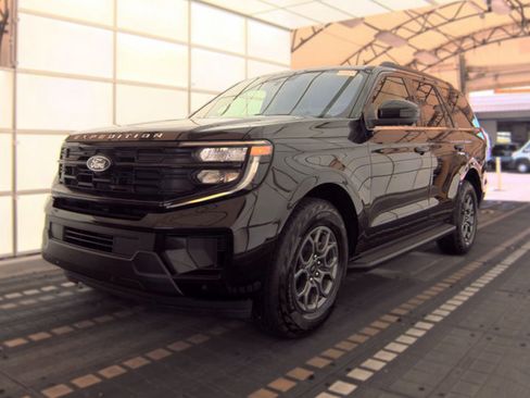 Used 2025 Ford Expedition Active AWD/4WD image 1