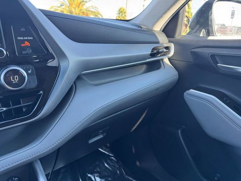 Used 2021 Toyota Highlander XLE image 23