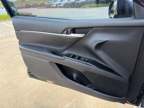 Used 2019 Toyota Camry SE FWD image 11