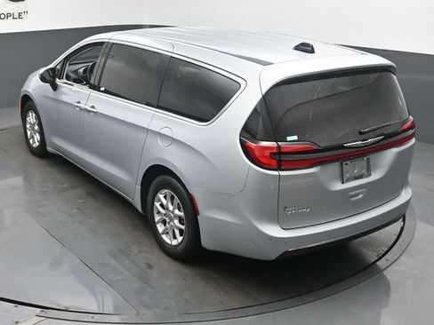 Used 2023 Chrysler Pacifica Touring-L FWD image 42