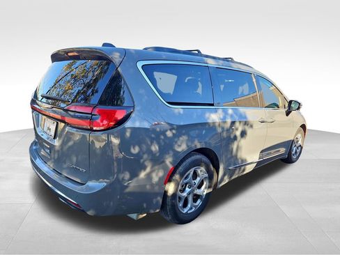 Used 2023 Chrysler Pacifica Limited image 6