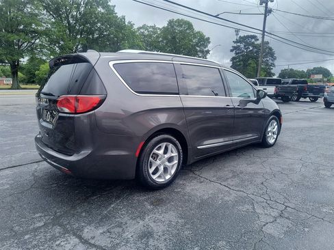 Used 2018 Chrysler Pacifica Touring-L Plus FWD image 5