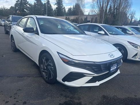 Used 2025 Hyundai Elantra SEL image 2