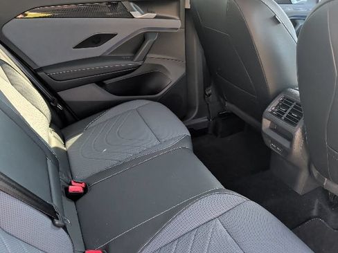 Used 2025 Volkswagen Tiguan SE FWD image 12