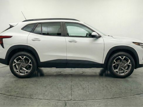 Used 2025 Chevrolet Trax LT w/ LT Convenience Package image 11