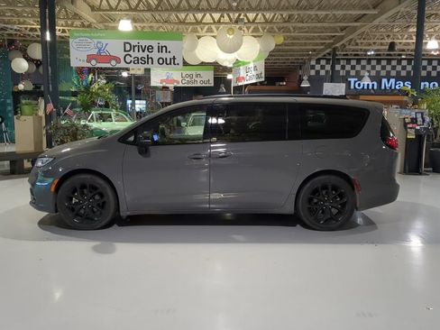 Used 2025 Chrysler Pacifica Limited FWD image 12