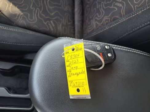 Used 2023 Jeep Renegade Latitude image 24