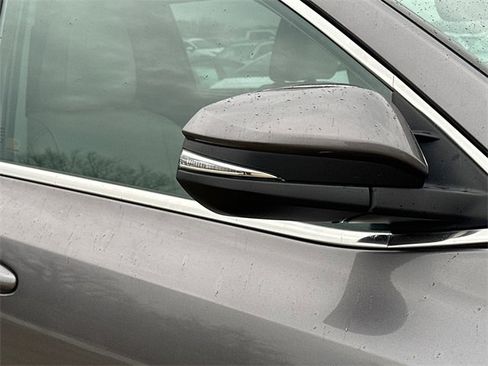 Used 2019 Toyota Highlander XLE image 11