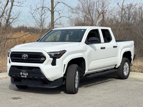 Used 2025 Toyota Tacoma SR image 3