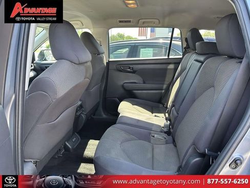 Used 2022 Toyota Highlander LE AWD/4WD image 11