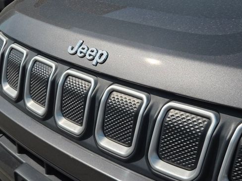 Certified 2022 Jeep Compass Latitude w/ Mopar Graphics Package AWD/4WD image 4