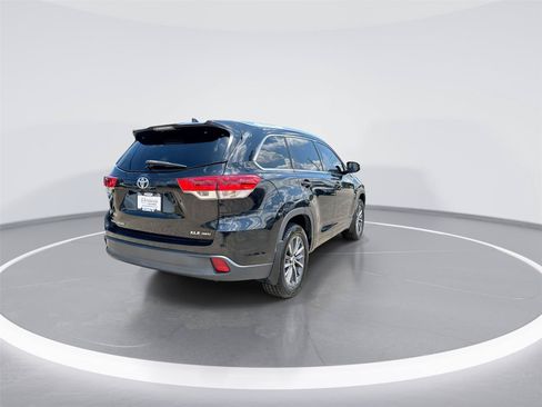 Used 2018 Toyota Highlander XLE AWD/4WD image 8