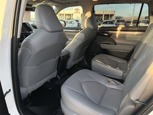 Certified 2022 Toyota Highlander Platinum image 29