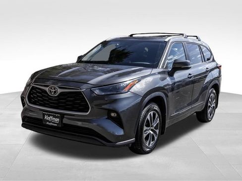 Used 2023 Toyota Highlander XLE AWD/4WD image 12